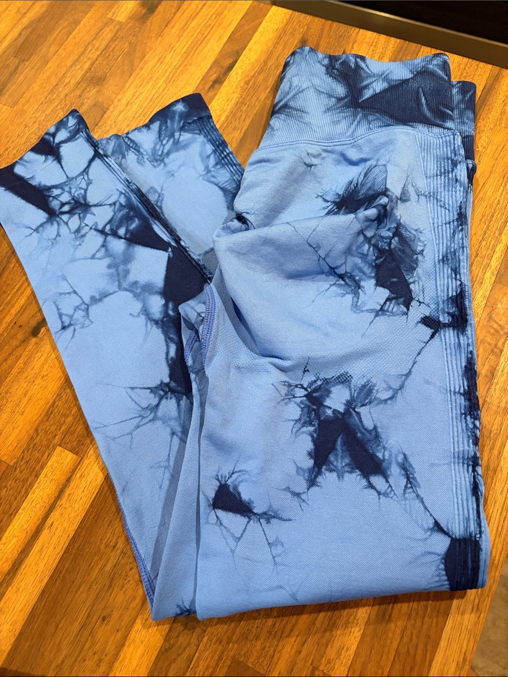 HALARA Marble Tie-Dye beautiful, bright, blue butt cinch butt lifting seamless